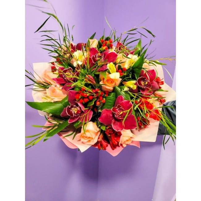 БУКЕТ ИЗ РОЗ С ОРХИДЕЕЙ ИЗЫСКАННОЕ СИЯНИЕ