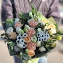 БУКЕТ С РОЗОЙ И ЭУСТОМОЙ НЕВЕСОМЫЙ ФЛИРТ