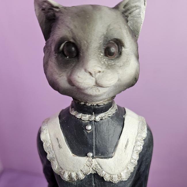 Кошка официантка